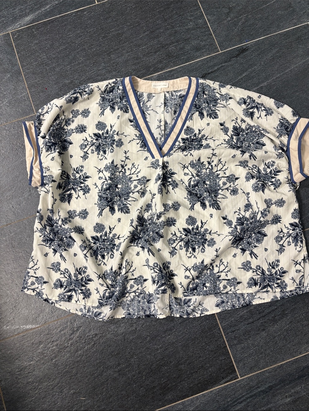 Entro blue and white floral V neck top